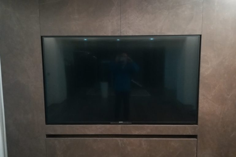 Installazione TV in nicchia